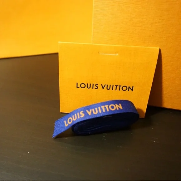 Authentic LV Square Magnetic Flip Box set - Picture 3 of 3